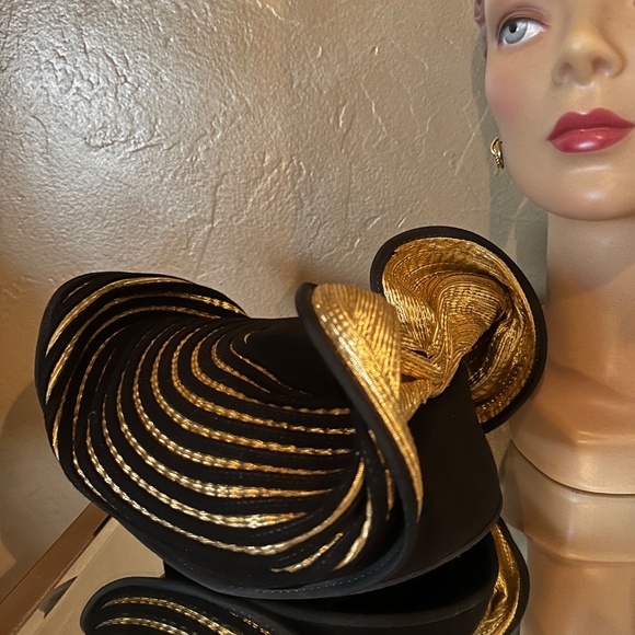 ONE-OF-A-KIND 1970s\' GOLD LAME AND BLACK FABRIC CHURCH HAT main image 6